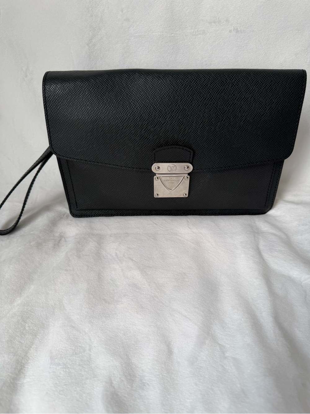 Louis Vuitton Taiga Leather Unisex Wristlet